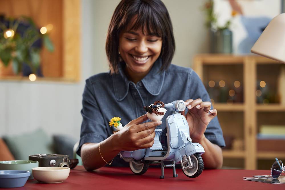 LEGO e Vespa celebrano il Made in Italy con il nuovo set LEGO VESPA 125